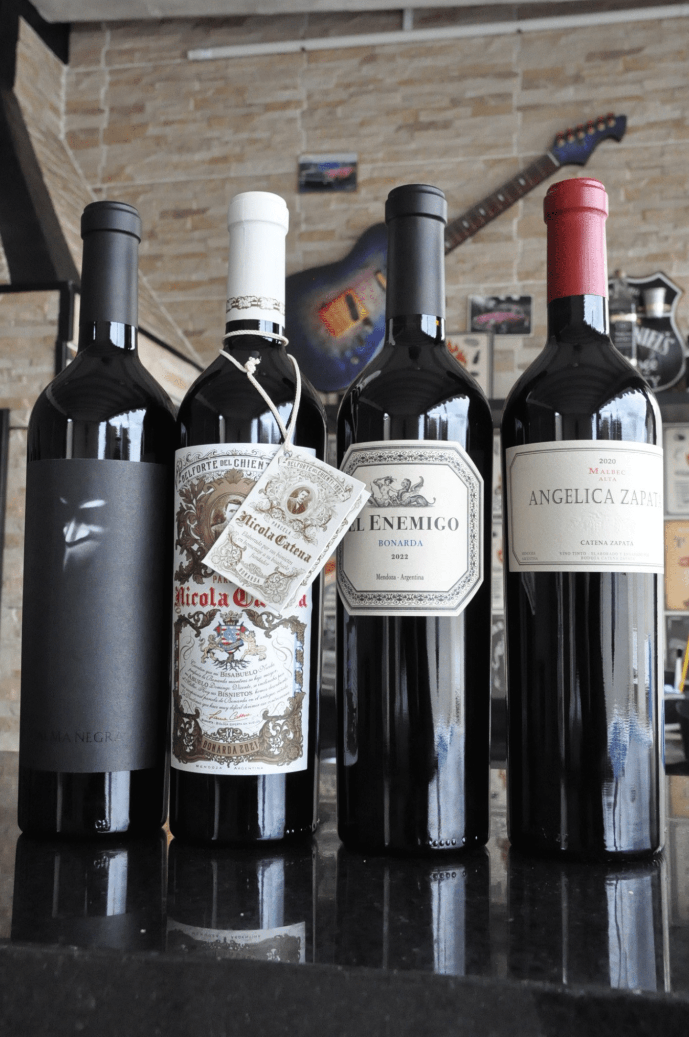 Kit 1 Angelica Zapata Malbec + 1 Nicola Bonarda + 1 Alma Negra + 1 El Enemigo Bonarda - BebaVino